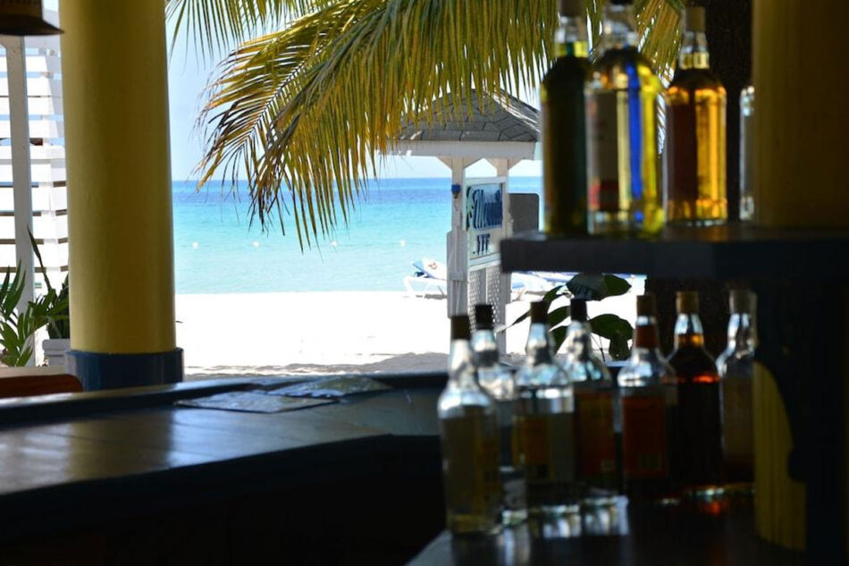 Beach Bar – Merrils Beach Resorts